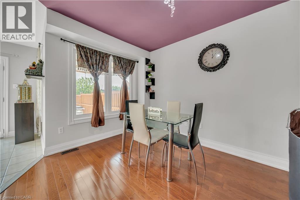 Photo 12 of 562 Orange Walk Crescent, Mississauga ON
