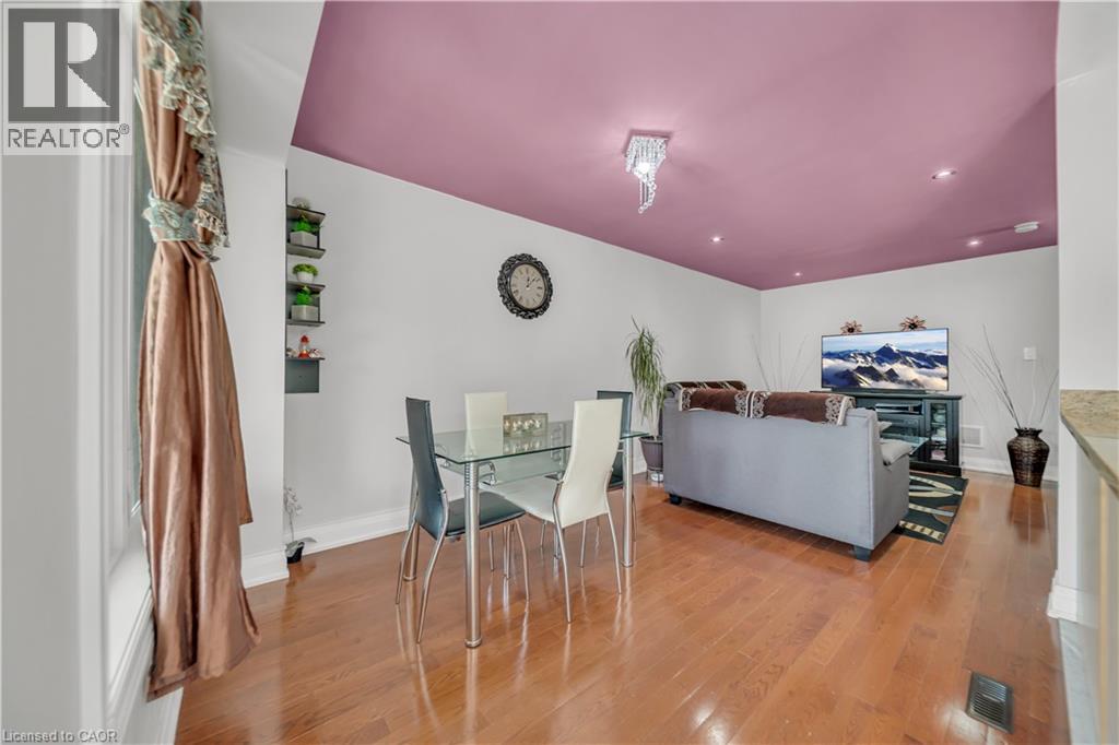 Photo 13 of 562 Orange Walk Crescent, Mississauga ON