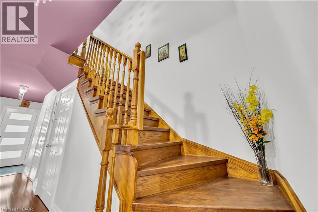 Photo 16 of 562 Orange Walk Crescent, Mississauga ON