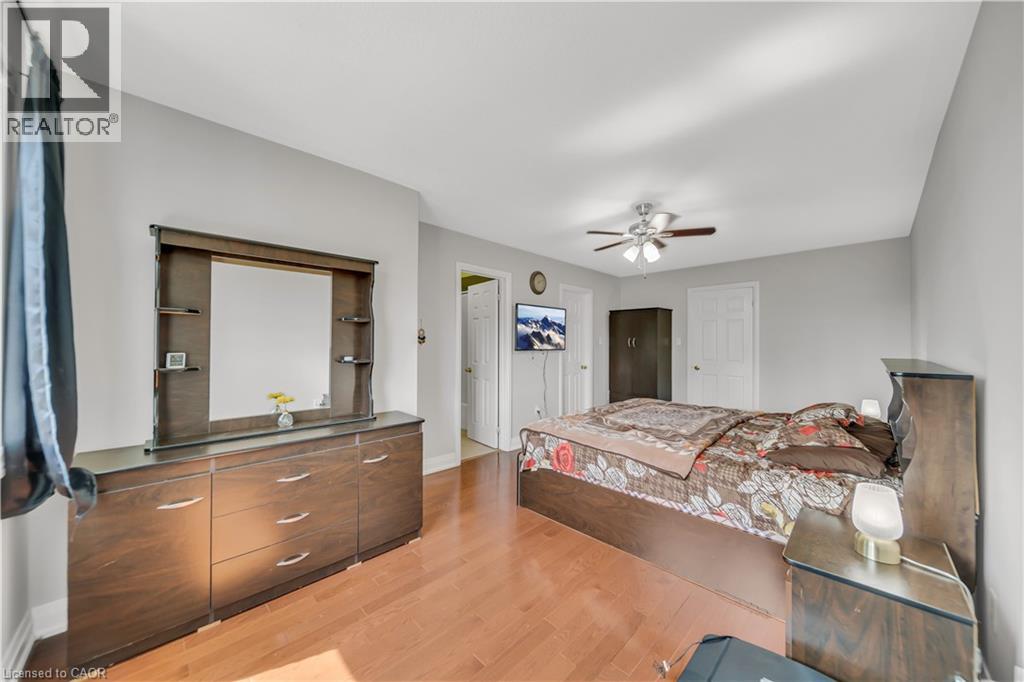 Photo 18 of 562 Orange Walk Crescent, Mississauga ON