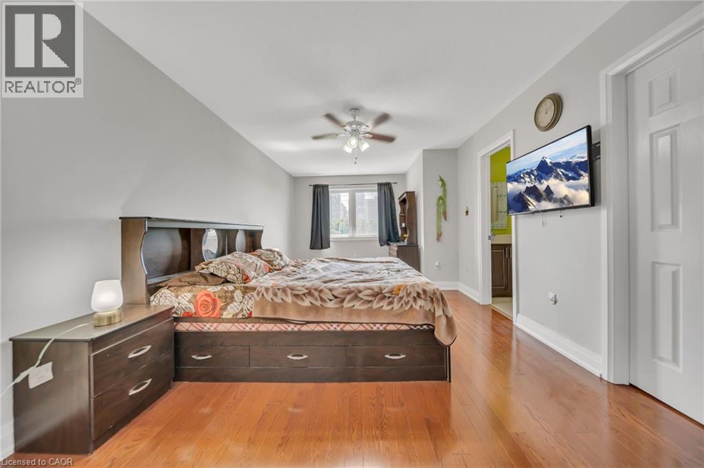 Photo 22 of 562 Orange Walk Crescent, Mississauga ON