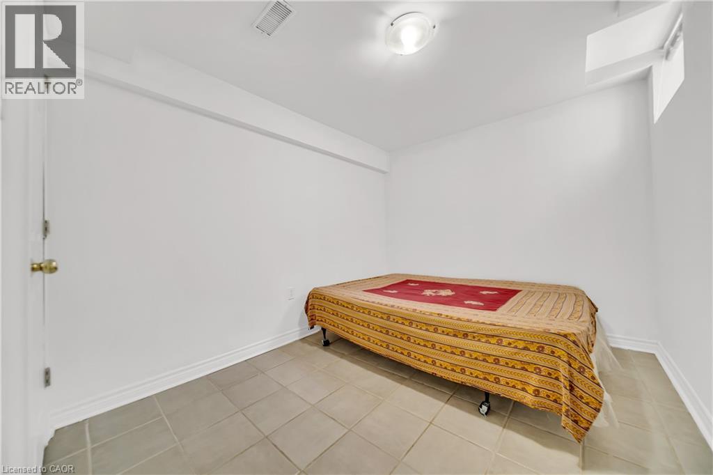 Photo 28 of 562 Orange Walk Crescent, Mississauga ON