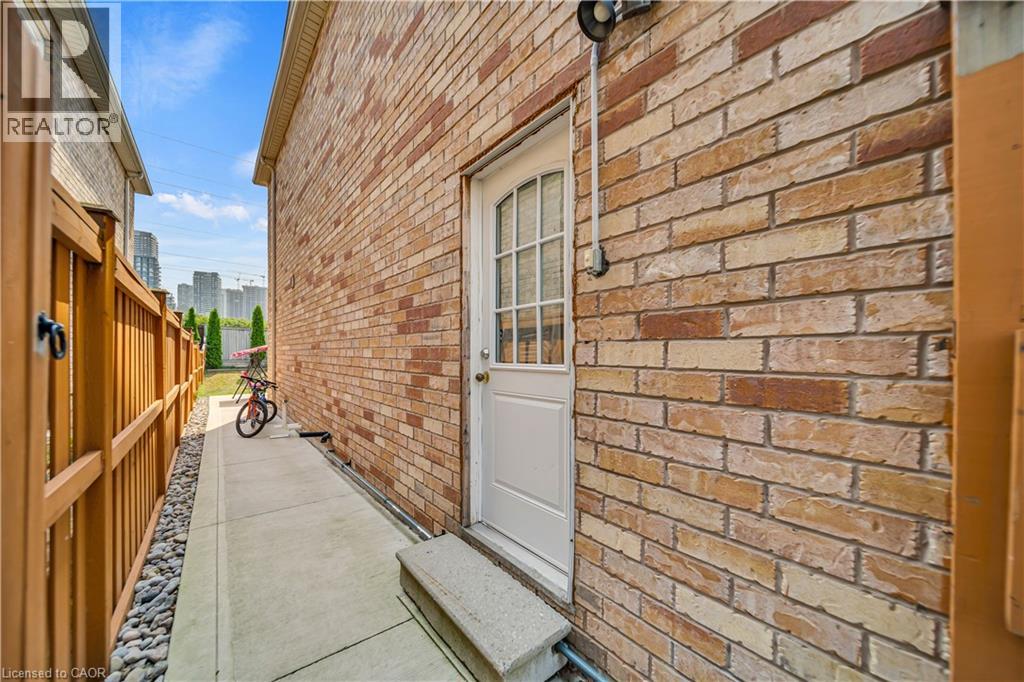 Photo 31 of 562 Orange Walk Crescent, Mississauga ON