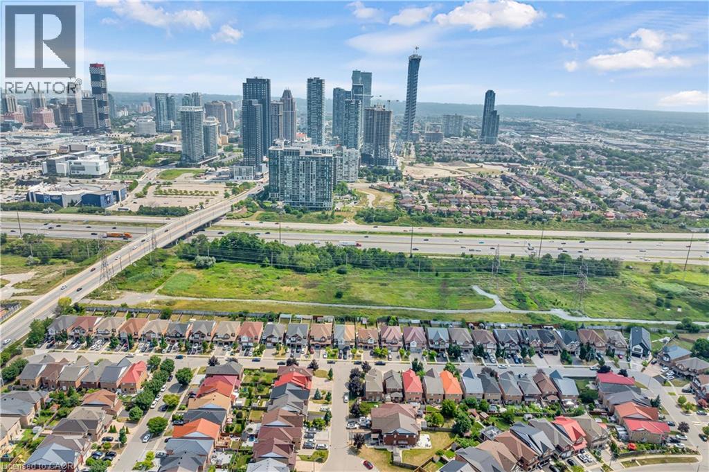 Photo 38 of 562 Orange Walk Crescent, Mississauga ON