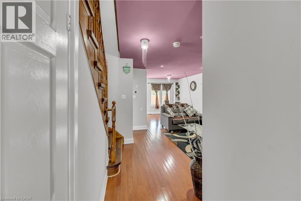 Photo 4 of 562 Orange Walk Crescent, Mississauga ON