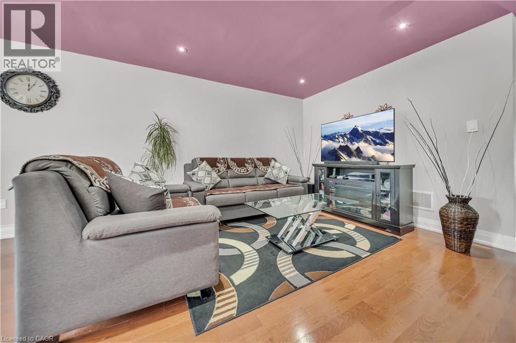 Photo 6 of 562 Orange Walk Crescent, Mississauga ON