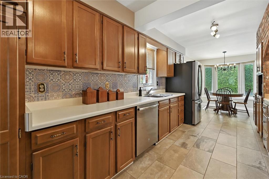 Photo 12 of 2105 Agincourt Crescent, Burlington ON