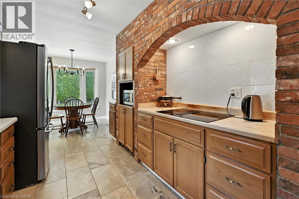 Photo 13 of 2105 Agincourt Crescent, Burlington ON