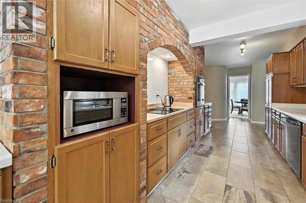 Photo 14 of 2105 Agincourt Crescent, Burlington ON