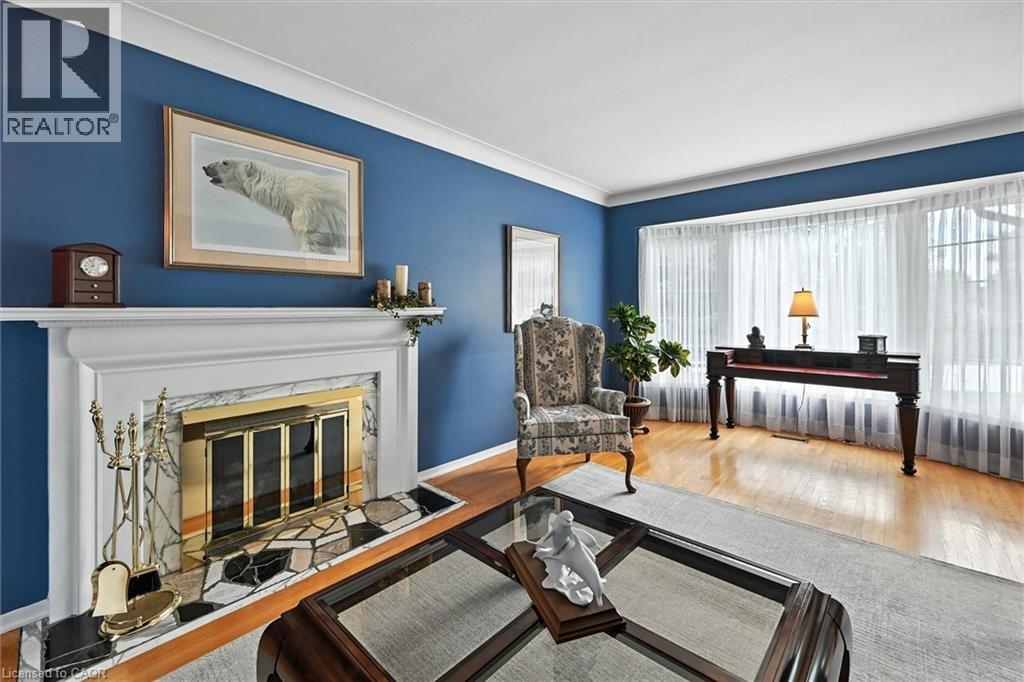Photo 7 of 2105 Agincourt Crescent, Burlington ON