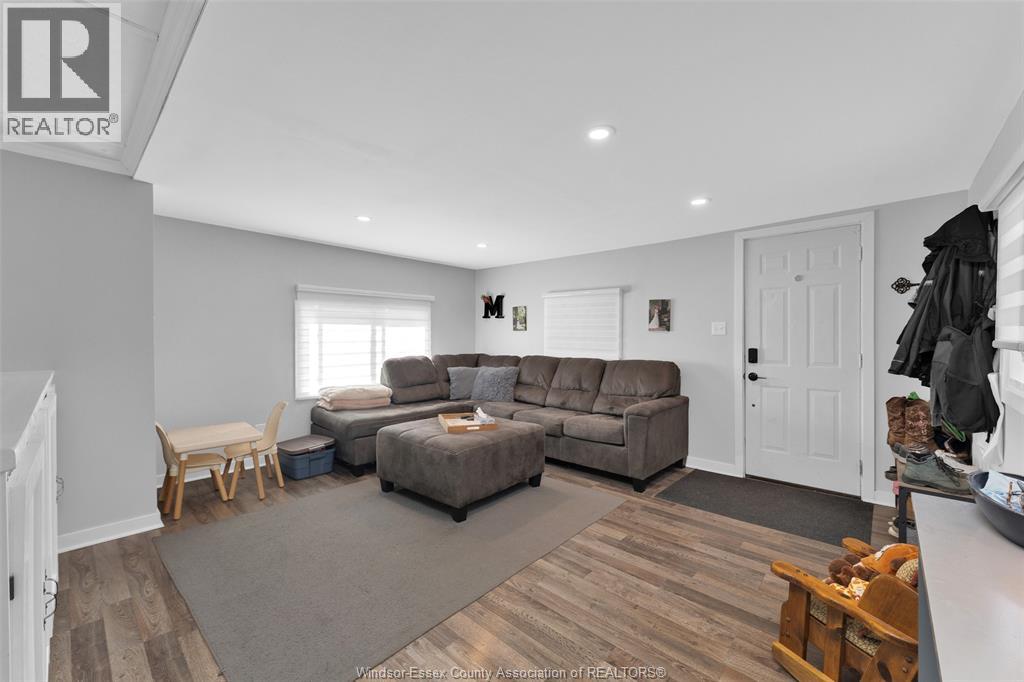 Photo 5 of 175 Neil Court, Essex ON