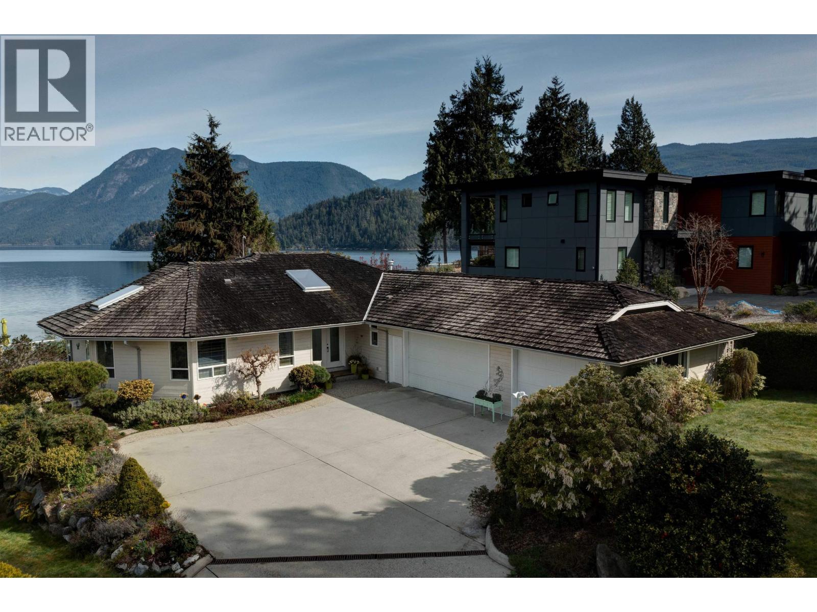 6484 N GALE AVENUE, Sechelt