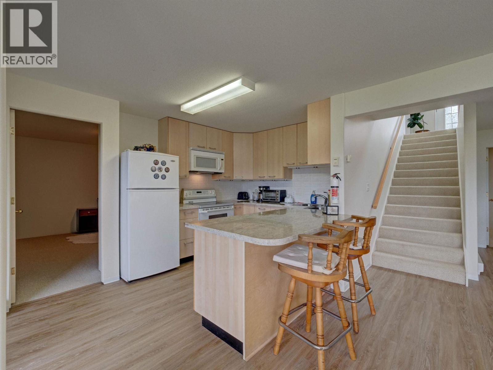 6484 N GALE AVENUE, Sechelt