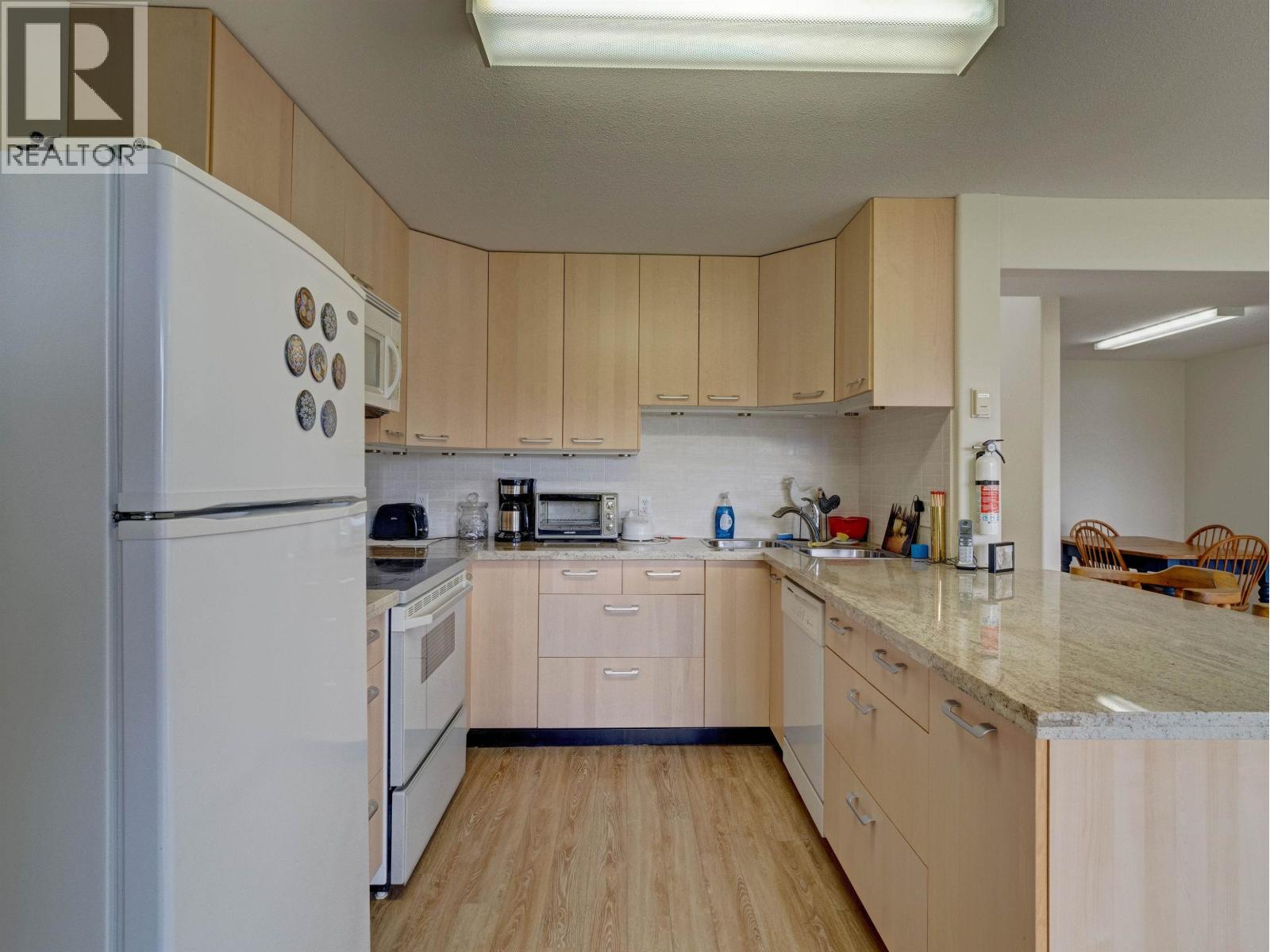 6484 N GALE AVENUE, Sechelt
