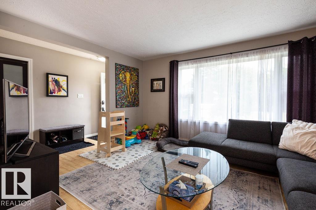Photo 2 of 8916 148 St Nw, Edmonton AB