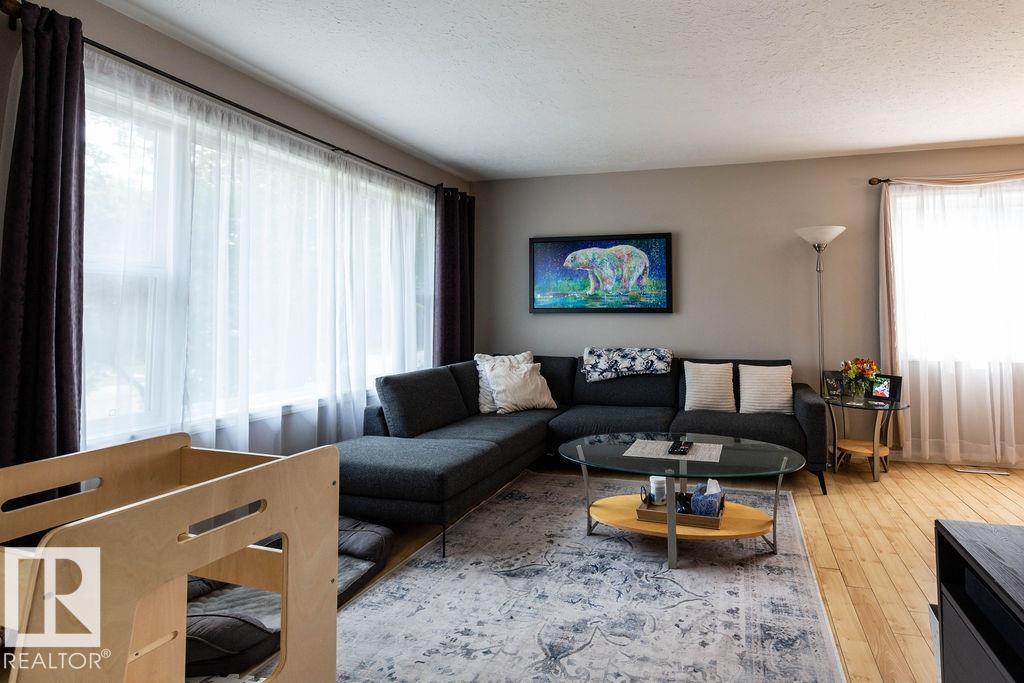 Photo 3 of 8916 148 St Nw, Edmonton AB
