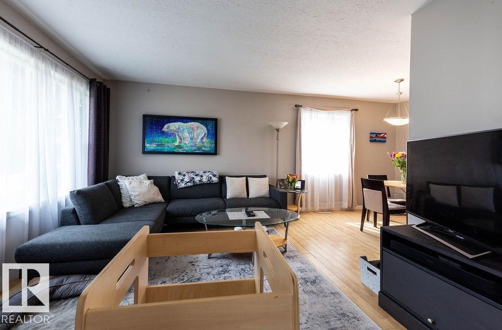 Photo 4 of 8916 148 St Nw, Edmonton AB