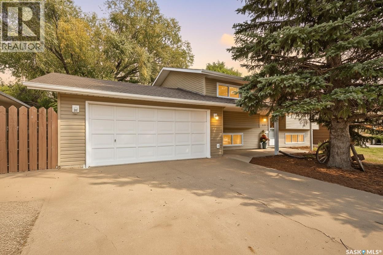 Photo 1 of 1643 Marquis Avenue, Moose Jaw SK