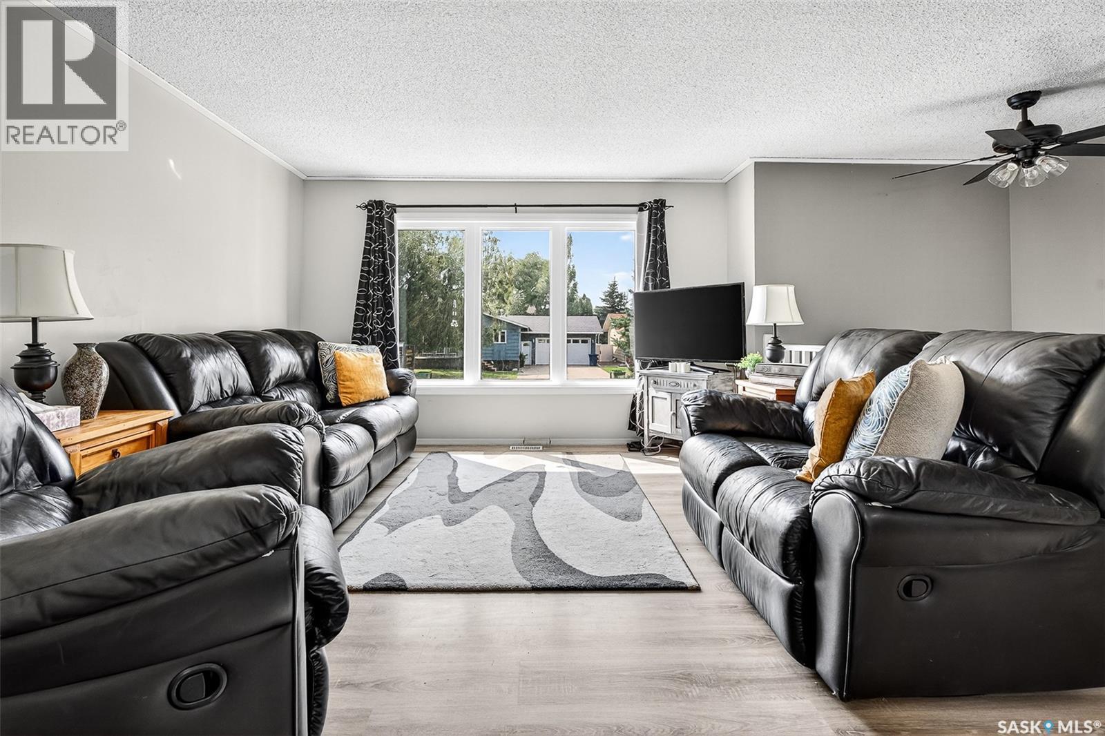 Photo 8 of 1643 Marquis Avenue, Moose Jaw SK