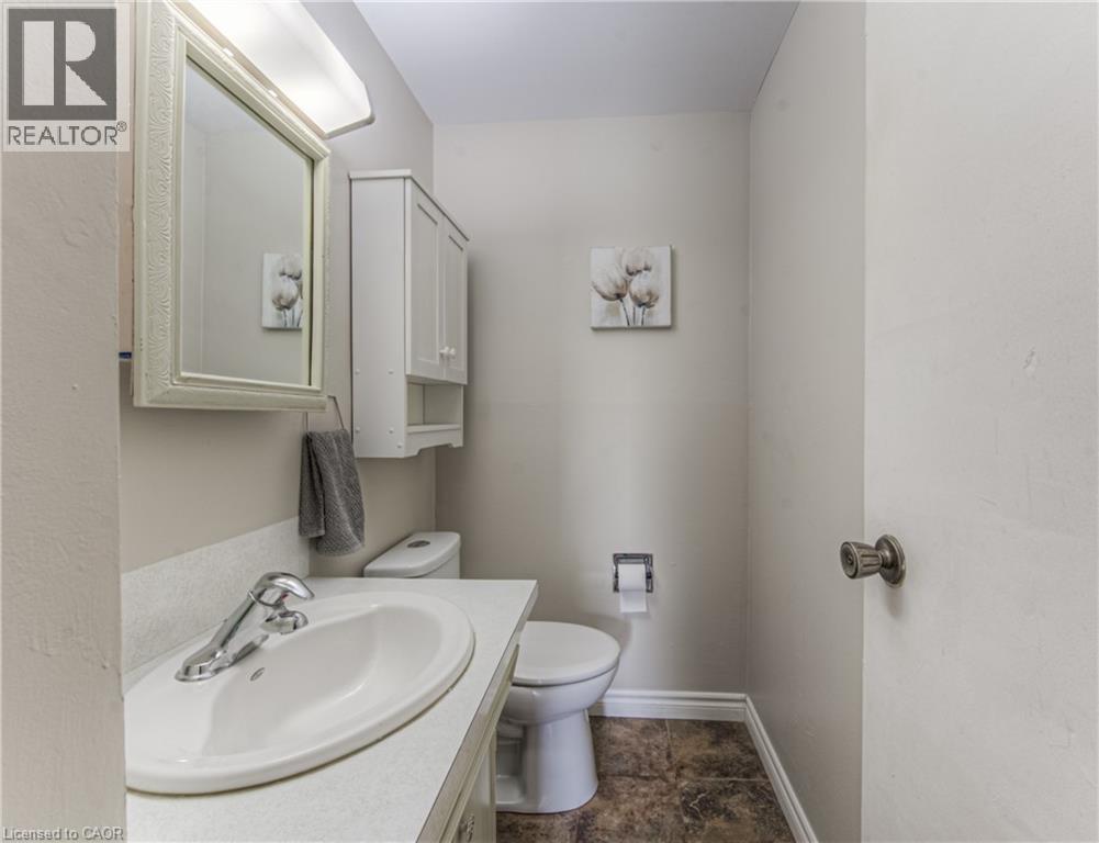 Photo 5 of 82 Roseneath Crescent, Kitchener ON