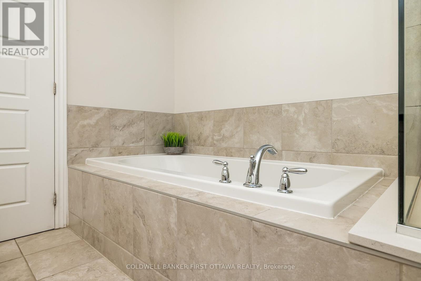 Photo 22 of 170 Flowing Creek Circle, Ottawa ON