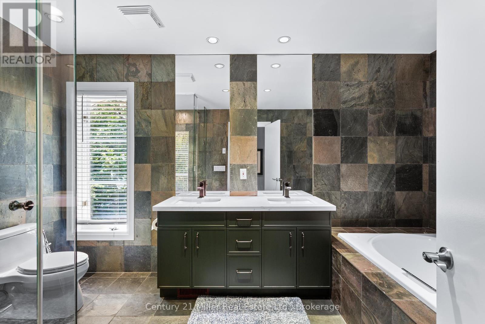 Photo 18 of 412 Maple Grove Drive, Oakville ON