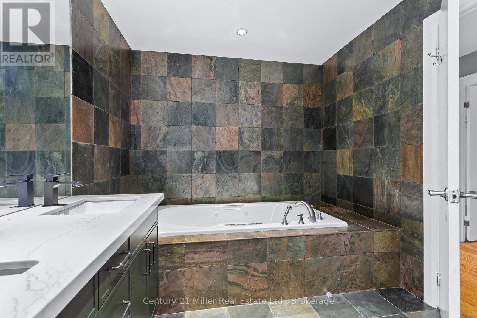 Photo 20 of 412 Maple Grove Drive, Oakville ON
