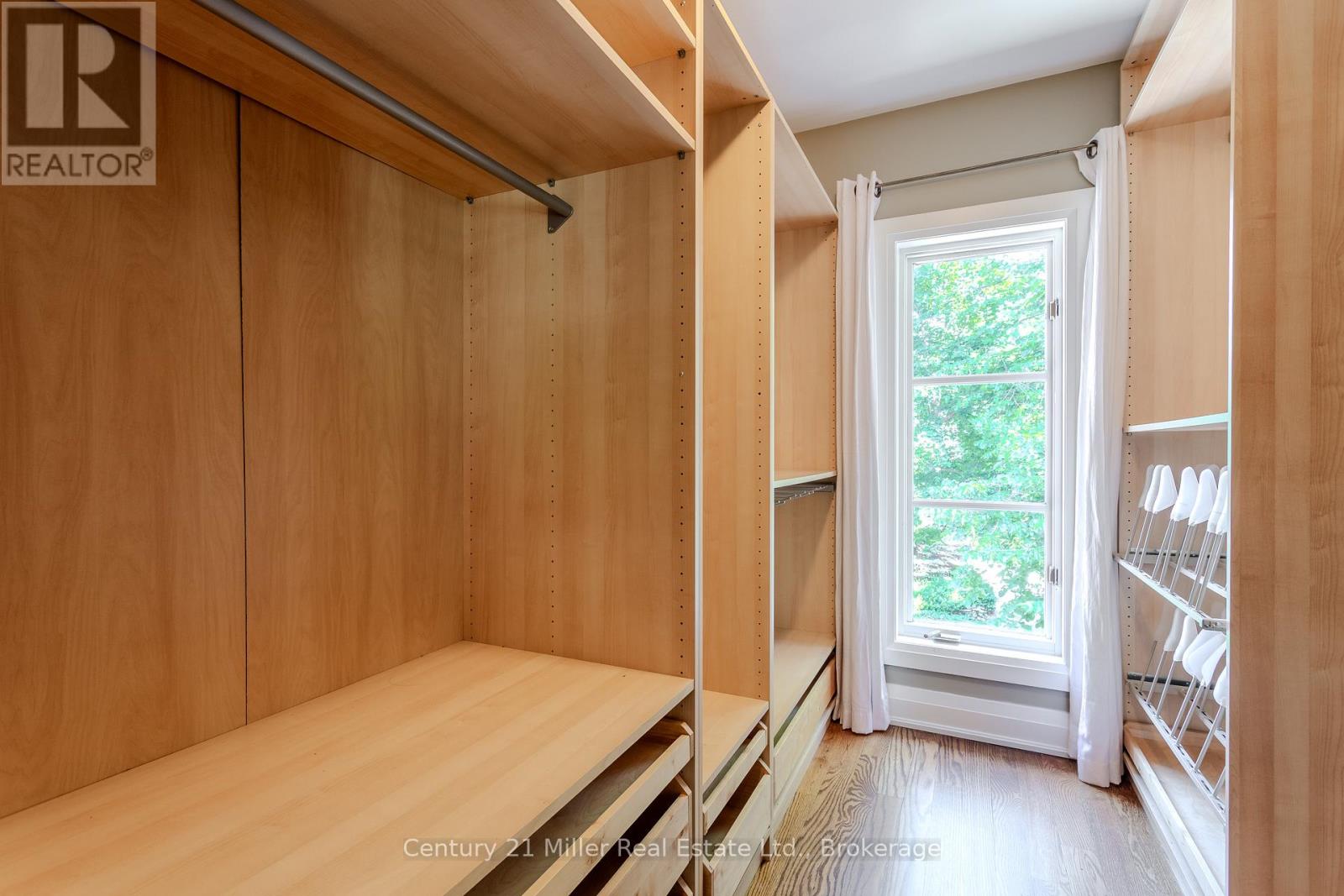 Photo 21 of 412 Maple Grove Drive, Oakville ON