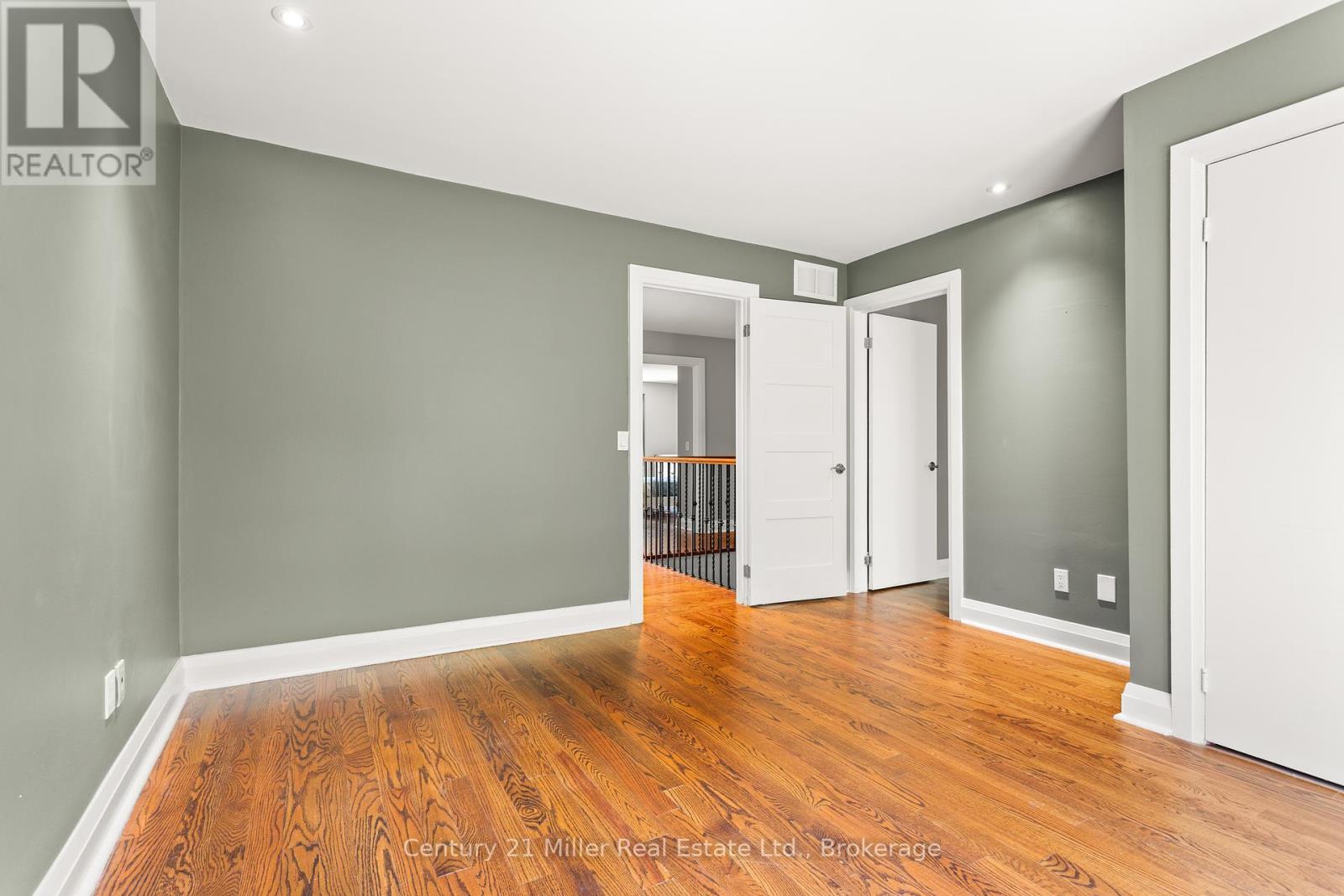 Photo 23 of 412 Maple Grove Drive, Oakville ON