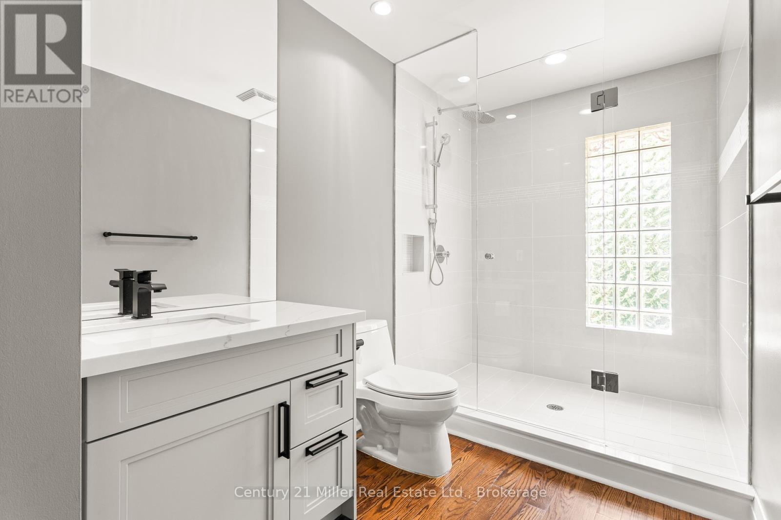 Photo 24 of 412 Maple Grove Drive, Oakville ON