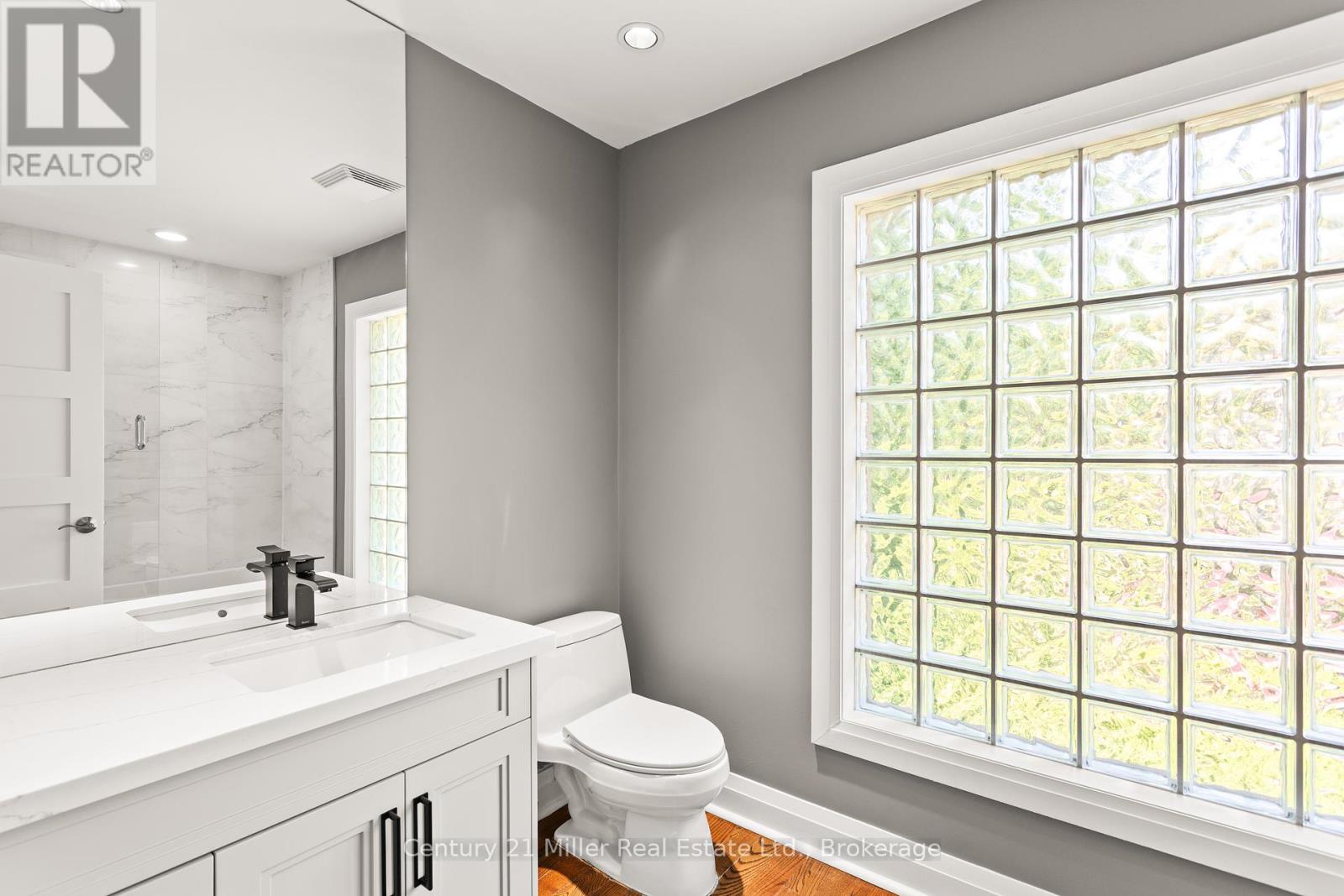 Photo 26 of 412 Maple Grove Drive, Oakville ON