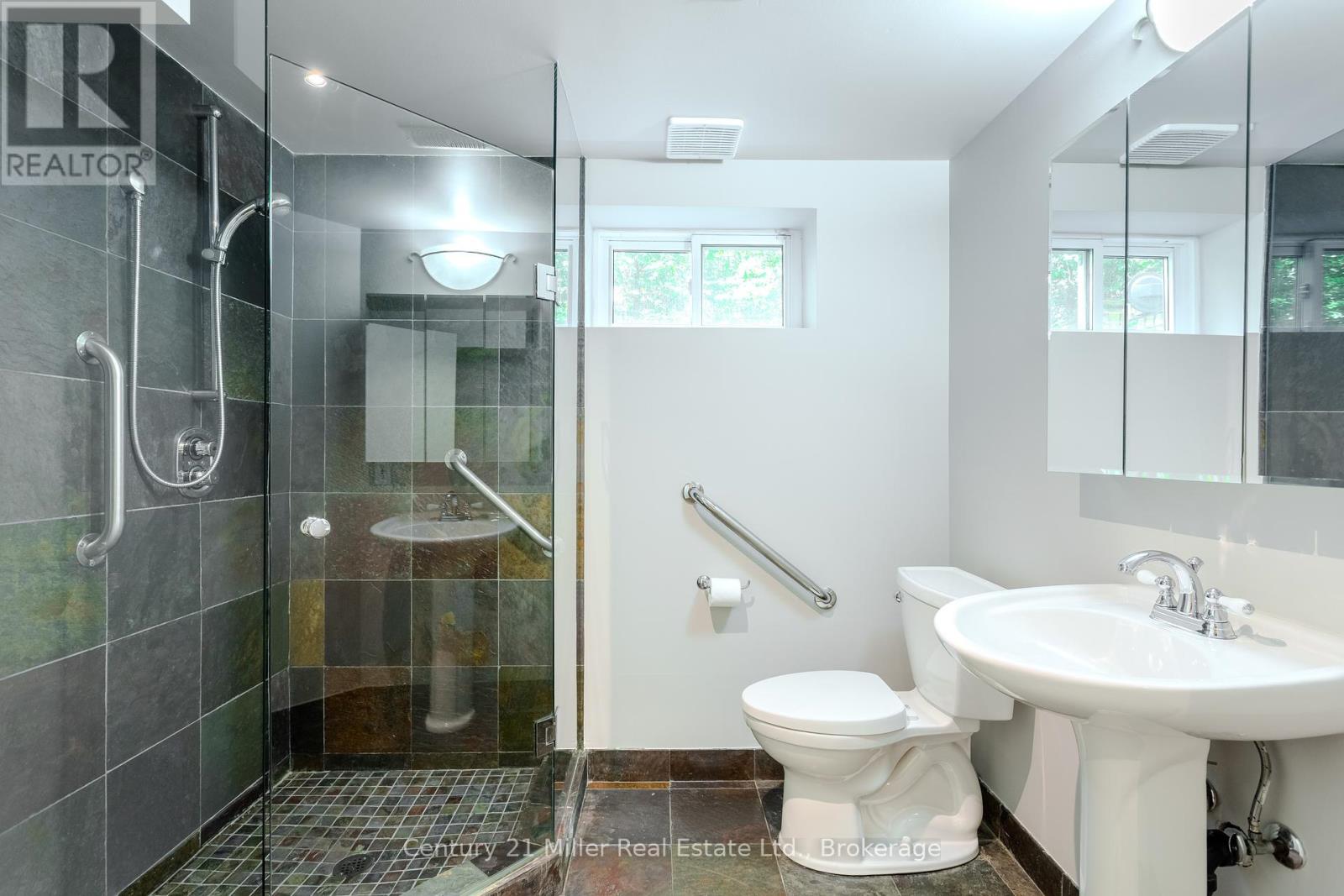 Photo 32 of 412 Maple Grove Drive, Oakville ON