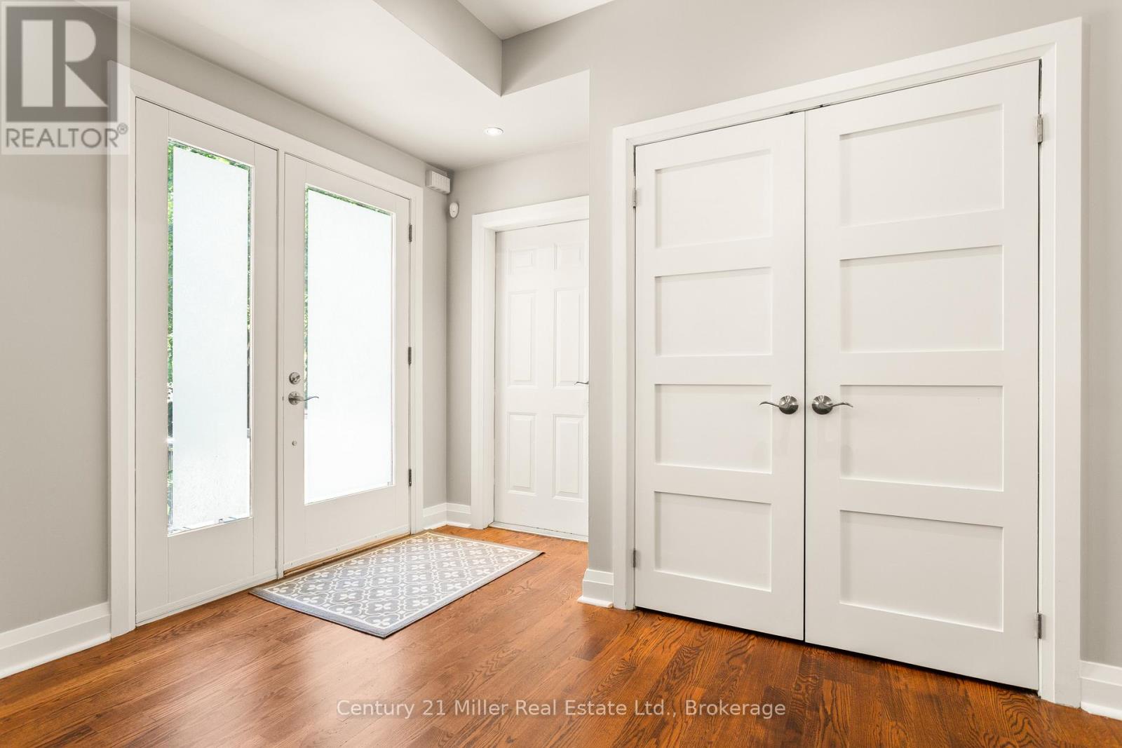 Photo 5 of 412 Maple Grove Drive, Oakville ON