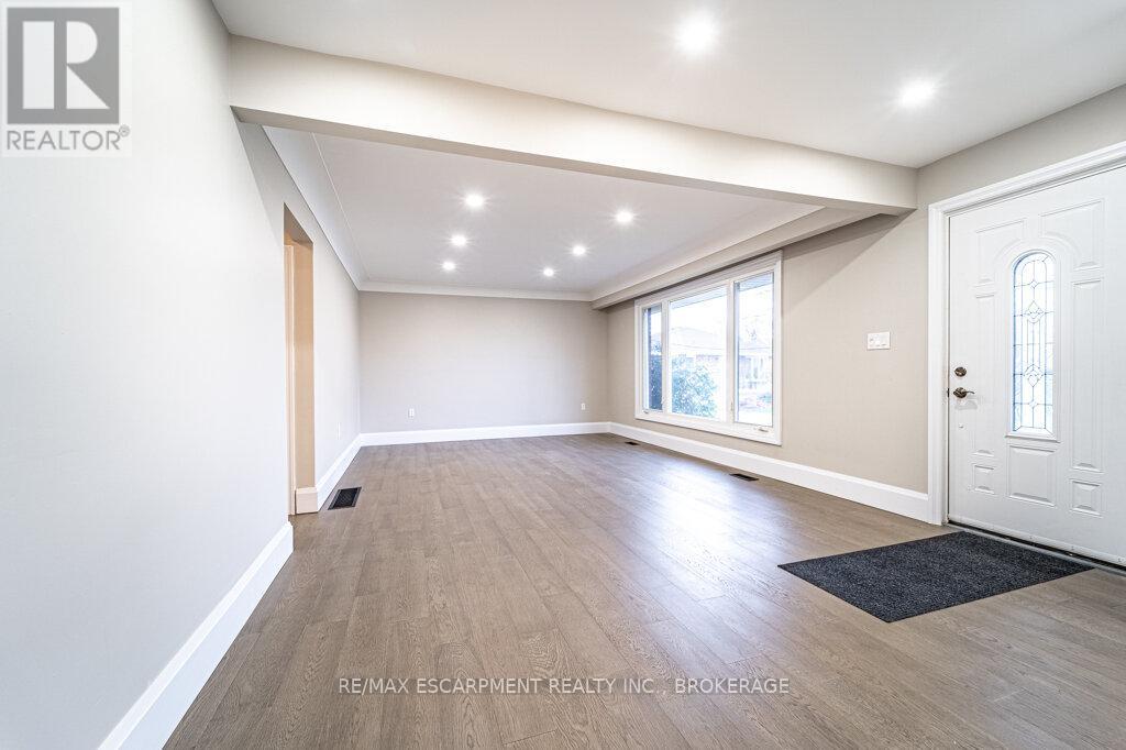 Photo 3 of Upper 46 Cloke Court, Hamilton ON