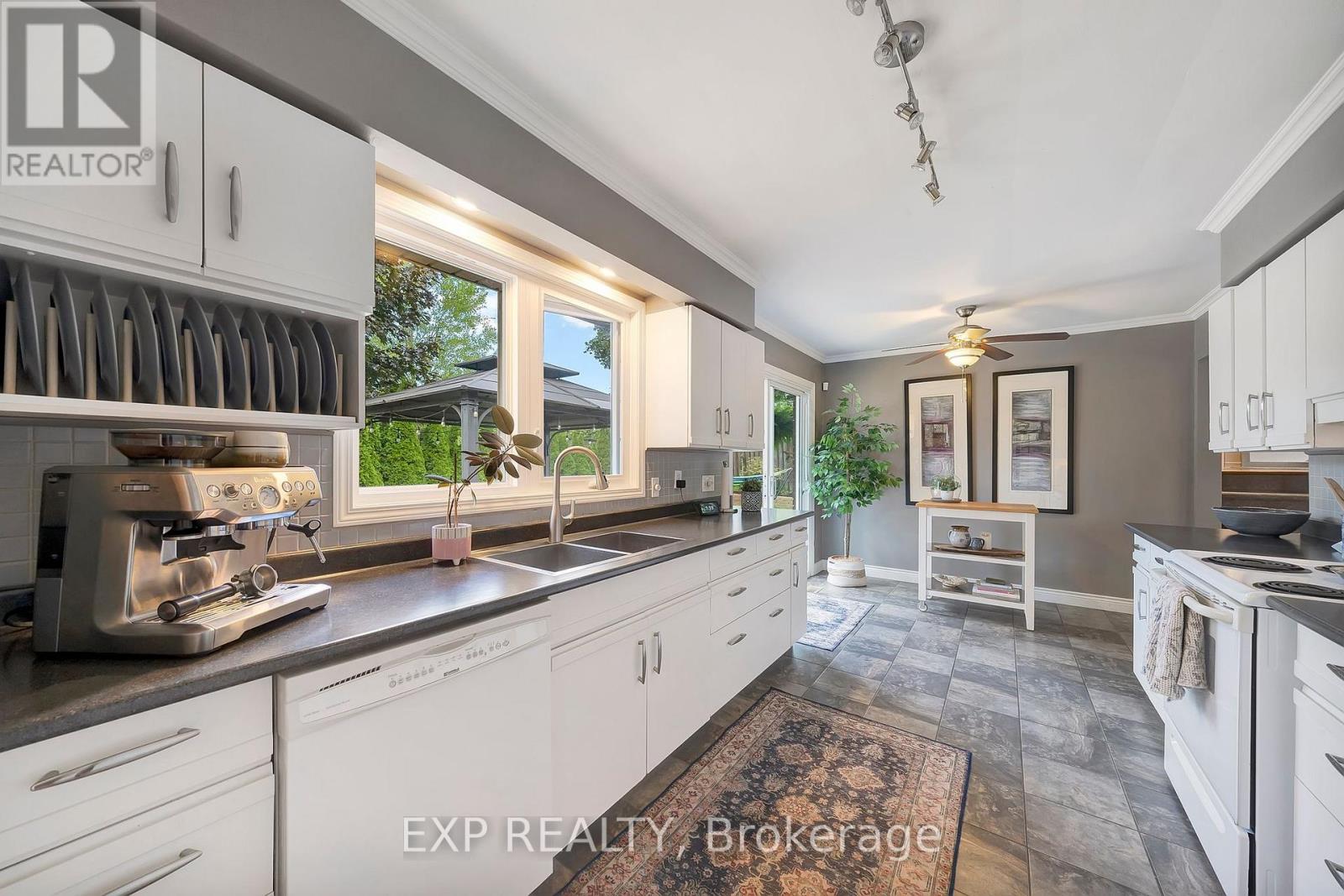 Photo 11 of 7 Redwood Drive, Grimsby ON