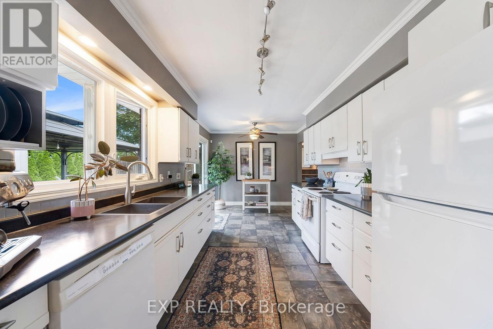 Photo 12 of 7 Redwood Drive, Grimsby ON