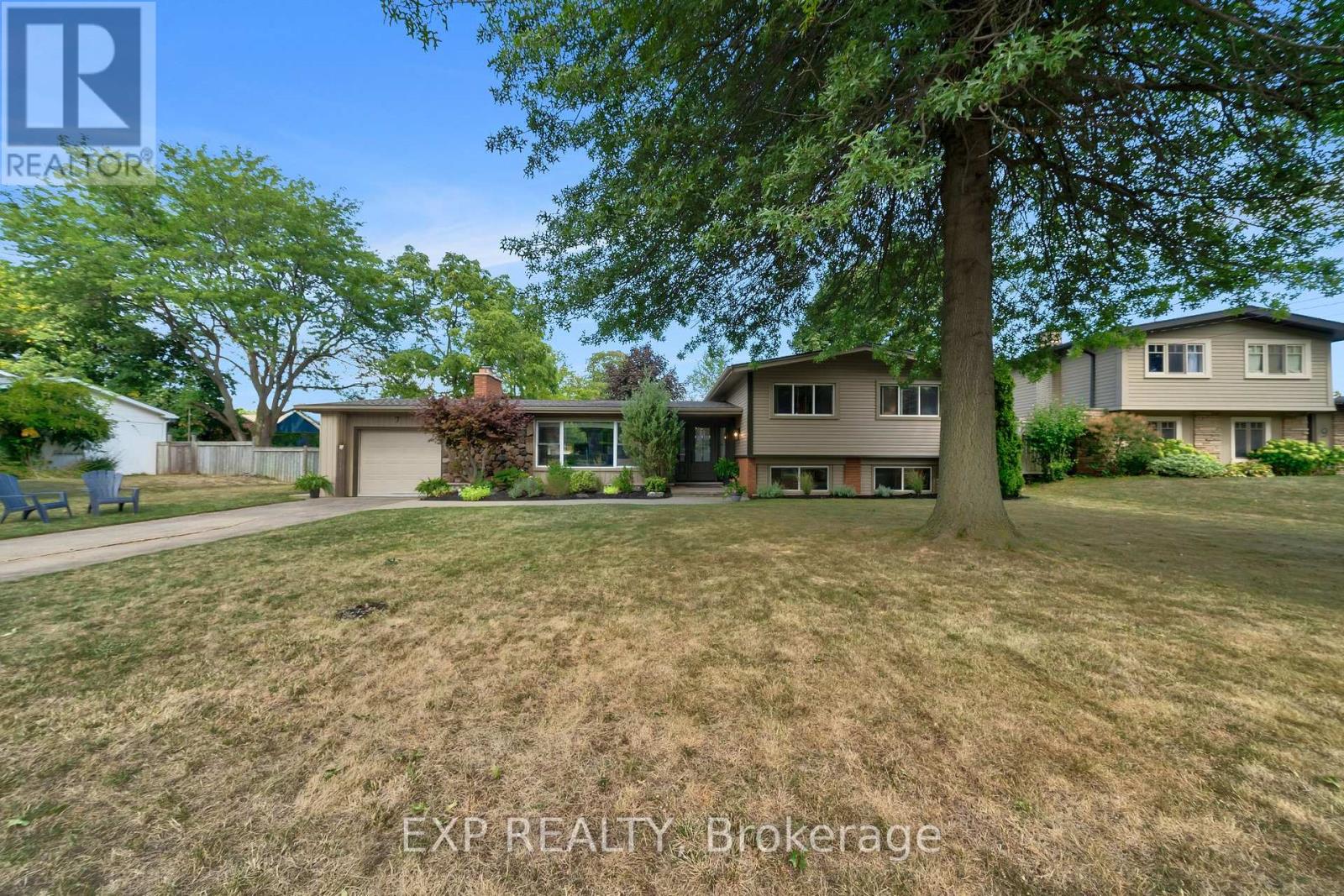 Photo 2 of 7 Redwood Drive, Grimsby ON