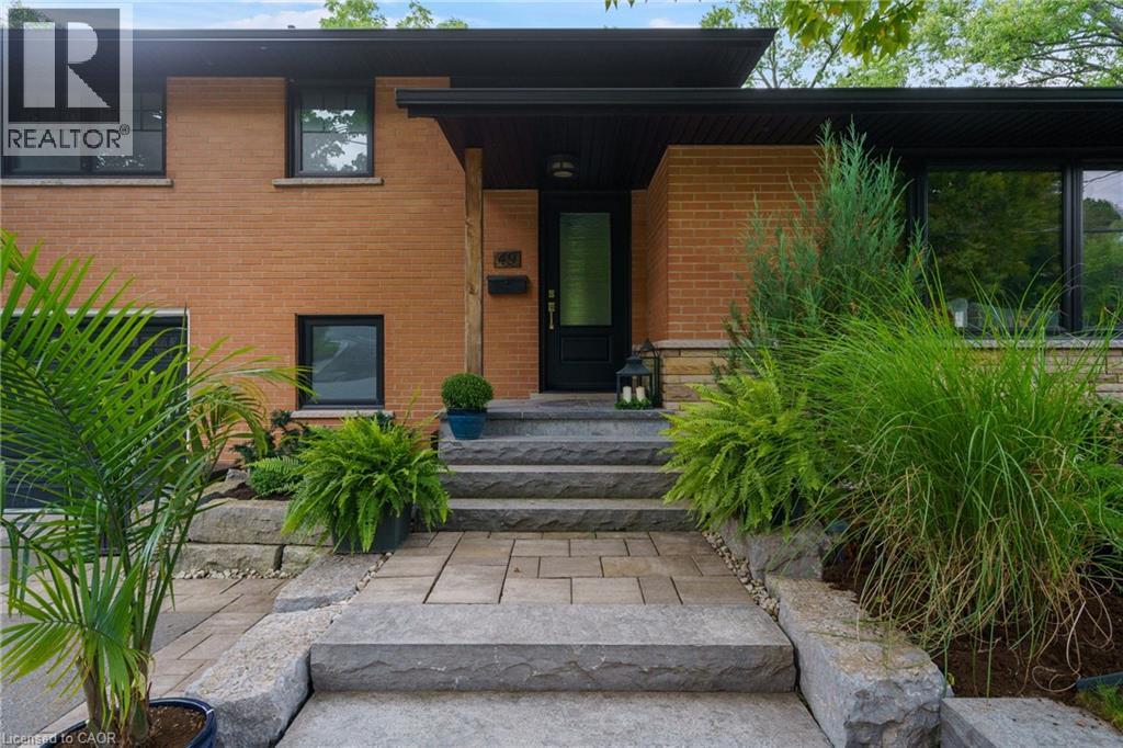 Photo 3 of 49 Ann Street, Dundas ON