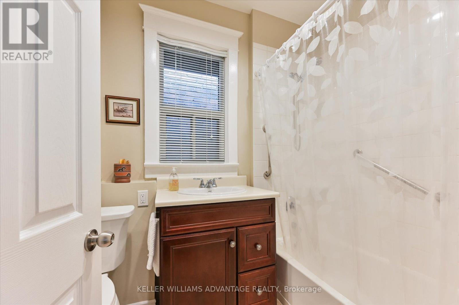 Photo 7 of 68 Keystone Avenue, Toronto ON
