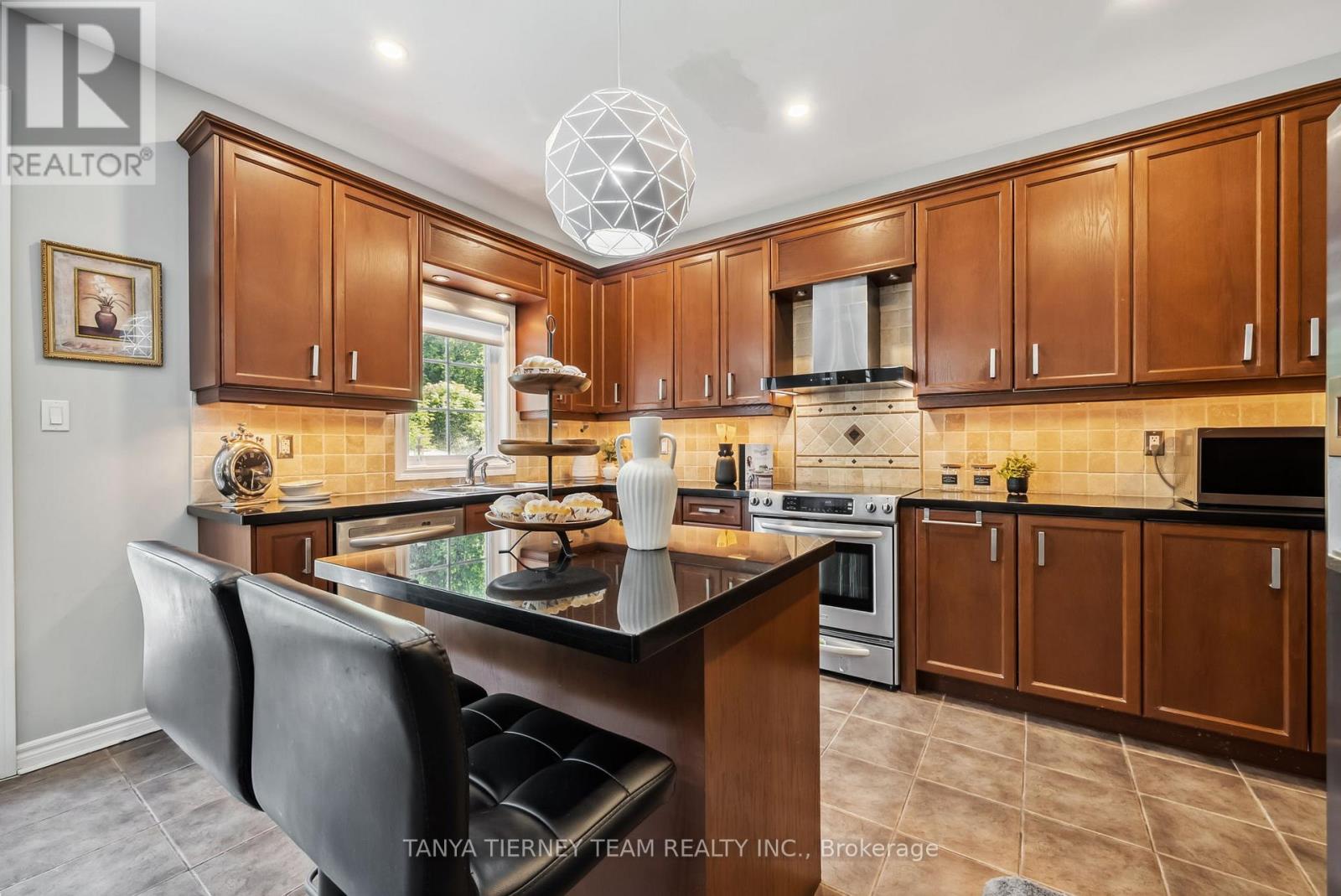 Photo 12 of 165 Rivers Edge Place, Whitby ON