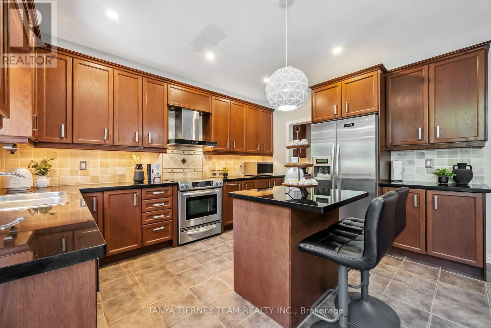 Photo 13 of 165 Rivers Edge Place, Whitby ON