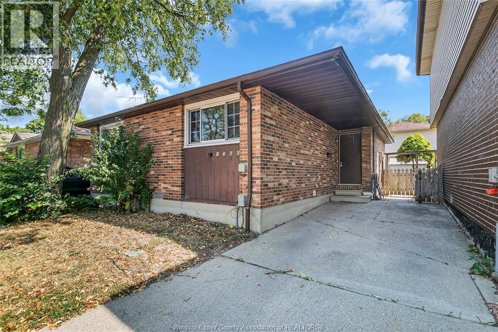 Photo 2 of 1366 Bayswater Crescent, Windsor ON