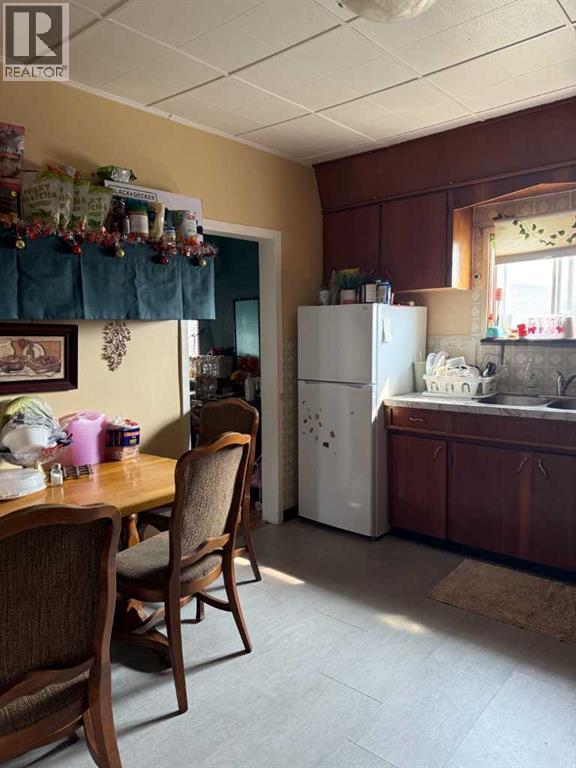 Photo 4 of 905 3rd Avenue, Beaverlodge AB