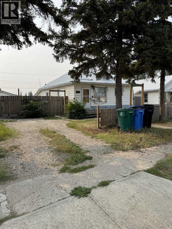 Photo 1 of 905 3rd Avenue, Beaverlodge AB