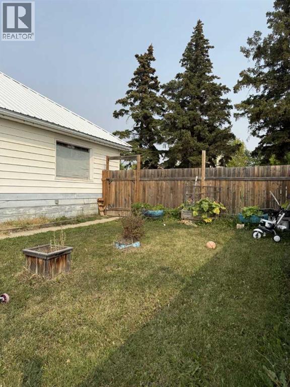 Photo 20 of 905 3rd Avenue, Beaverlodge AB