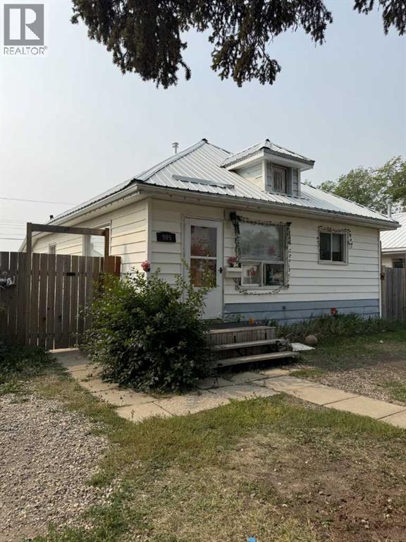 Photo 3 of 905 3rd Avenue, Beaverlodge AB