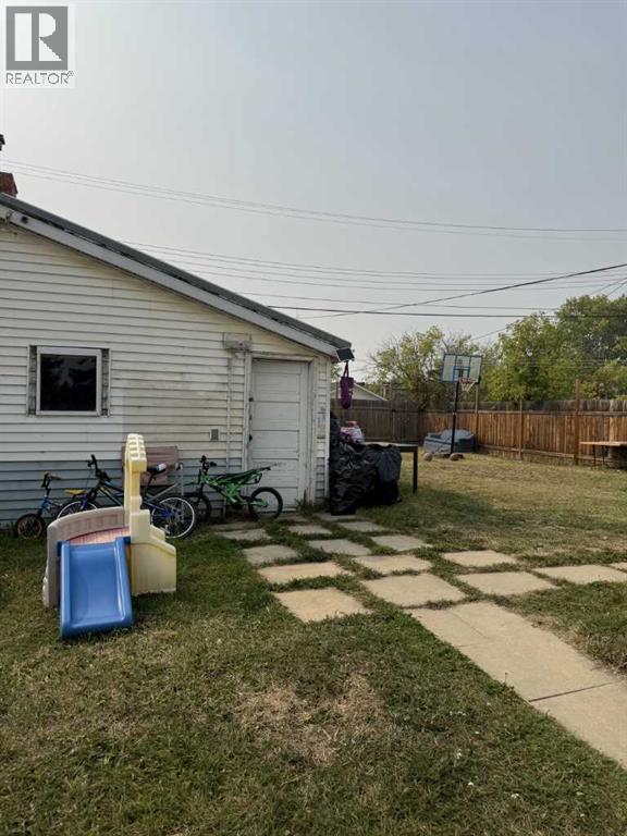 Photo 19 of 905 3rd Avenue, Beaverlodge AB