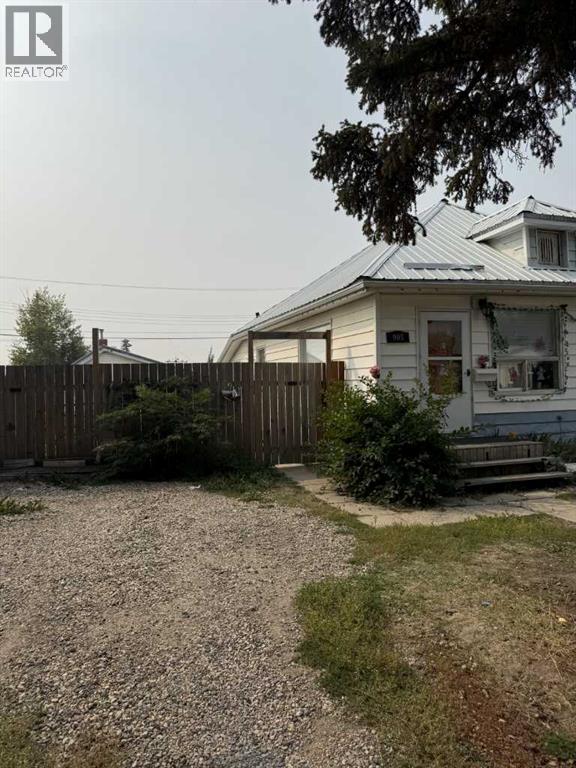 Photo 21 of 905 3rd Avenue, Beaverlodge AB