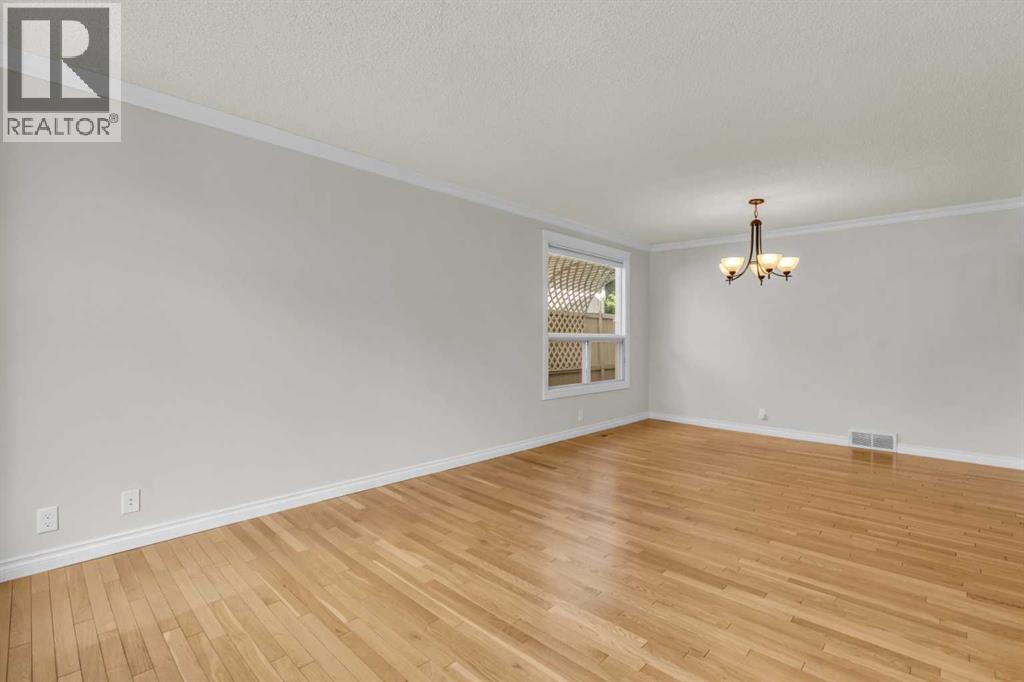 Photo 8 of 203 Edgeland Road Nw, Calgary AB