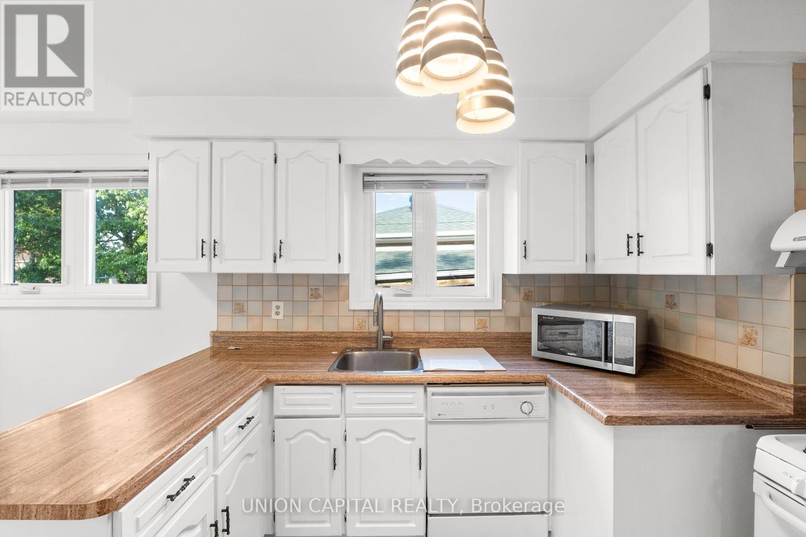 Photo 10 of Main 414 Oceanside Avenue, Richmond Hill ON